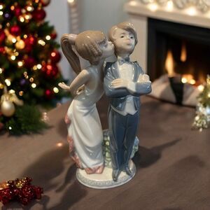 Lladro Lets Make Up #5555 Retired Figurine Glossy Finish Mint IOB Spain